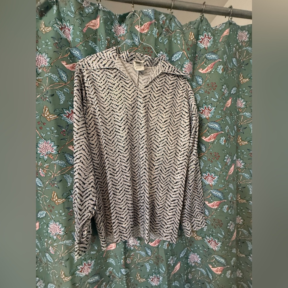 Black and White Chevron Patterned Top - Picture 2 of 5